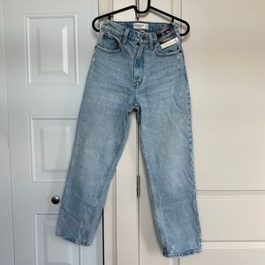 NWT Abercrombie Curve Love Ultra High Rise 90s Straight Jean Size 26 Extra Short